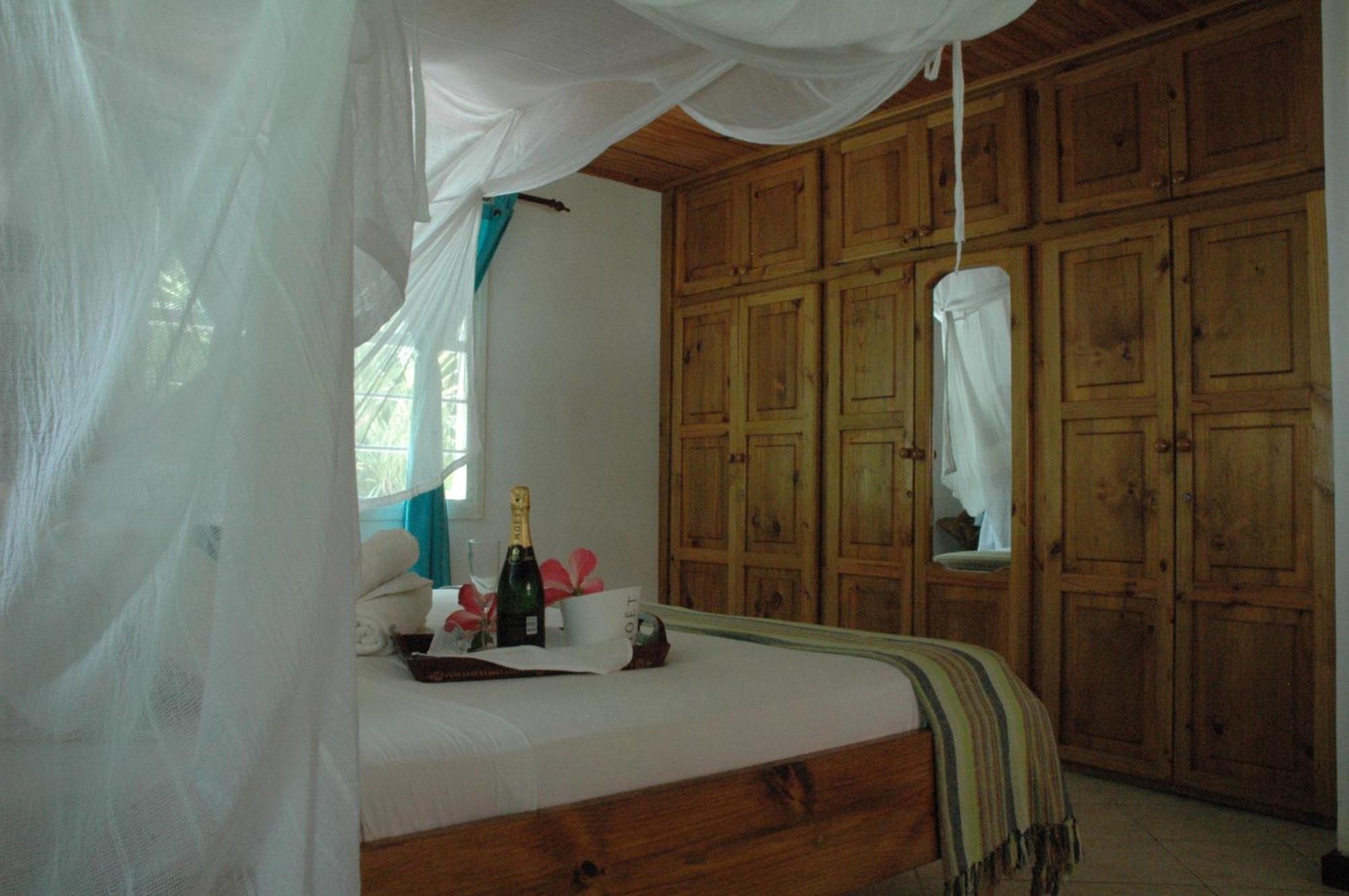 Kokogrove Chalets Villa Anse Royale Room photo